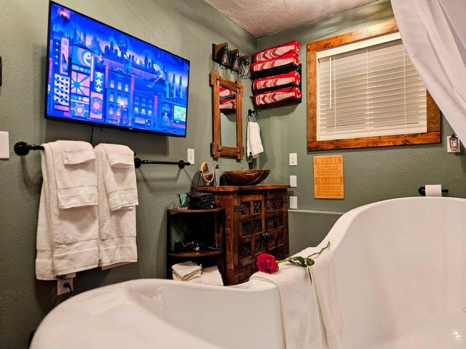 Private Cabin- Breakfast - Double Tub - 75In Tv - Sup - Washer Dryer - Bbq West Point Екстер'єр фото