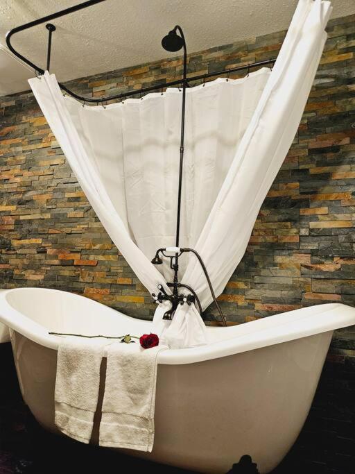 Private Cabin- Breakfast - Double Tub - 75In Tv - Sup - Washer Dryer - Bbq West Point Екстер'єр фото